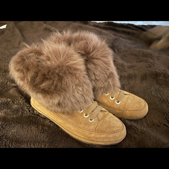 Fuzzy UGG boots - Picture 1 of 4